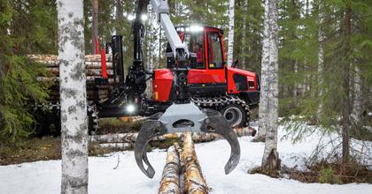 Komatsu 845 forwarder preparing to lift timber