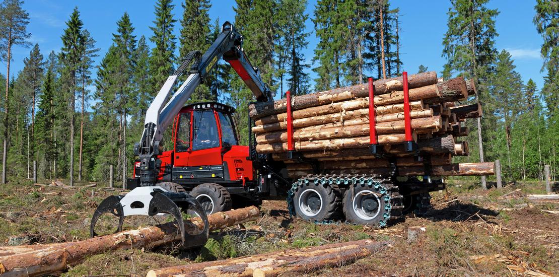 Komatsu 845 forwarder preparing to pick up timber