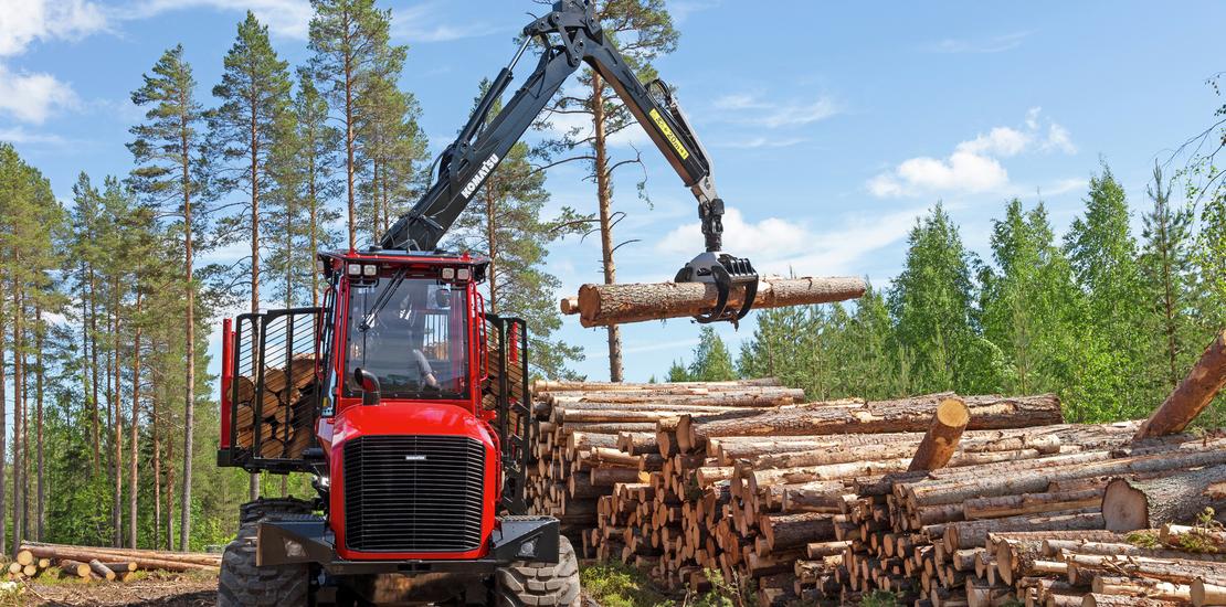 Komatsu 845 forwarder lifting timber