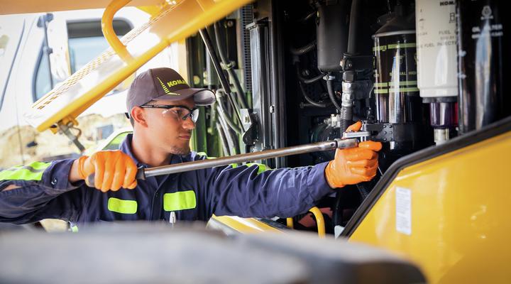 Maintenance and repair & Komatsu Care programs | Komatsu