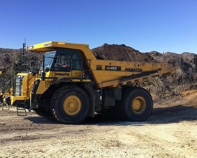Koamtsu HD465 8 truck in construction site