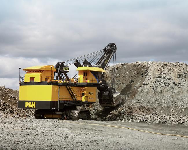 Koamtsu 2800XPC electric rope shovel in nature