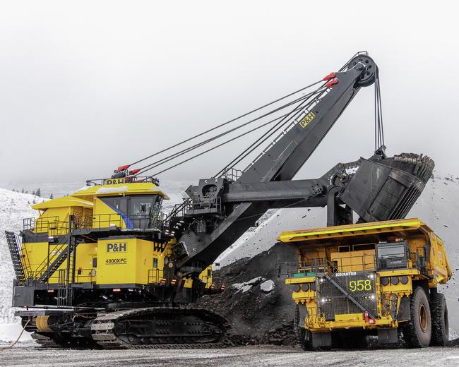 Komatsu 4800XPC electric rope shovel in nature