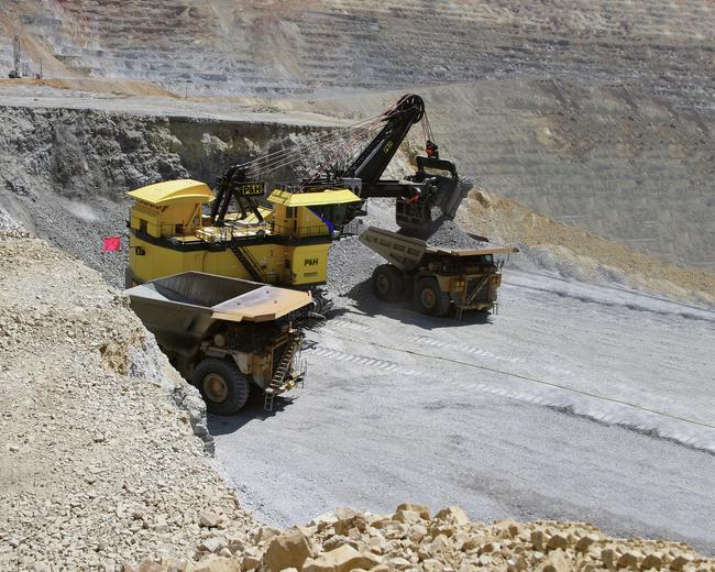 Komatsu 2800XPC electric rope shovel in nature