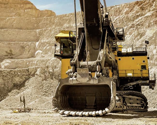 Komatsu 4100XPCAC90 Electric rope shovels in nature
