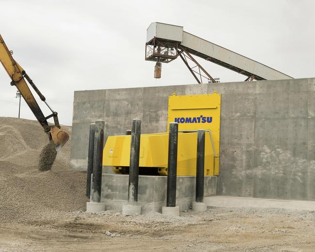 Komatsu SFB29 crushing surface feeder breaker in mining site