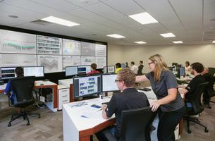 小松员工远程监控采矿设备的健康状况